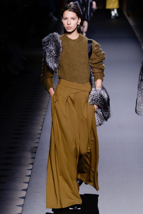 Vionnet Fall 2016 Ready-to-Wear Fashion Show Madeleine Vionnet, Fall Fashion 2016, Pantalon Large, Pantalon Cargo, 가을 패션, Runway Collection, 2016 Fashion, Fall 2016, Mode Style