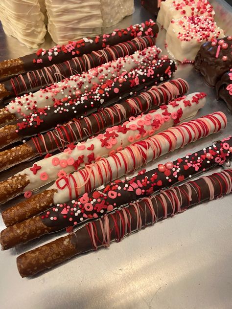 Chocolate Covered Pretzels Valentines, Valentine Chocolate Covered Strawberries, Valentines Day Chocolate, Chocolate San Valentin, Valentines Party Food, Valentine Strawberries, Galentines Day Ideas, Strawberry Recipe, Reunion Decorations