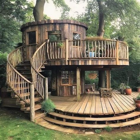 Adult Tree House, Dark Cottagecore House, Modern Mexican Home, Small Barn House, Luxury Tree Houses, Beautiful Tree Houses, Tree House Plans, Cottage Porch, Cool Tree Houses