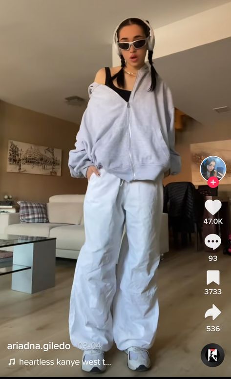 ariadna.giledo on TikTok ariadnagiledo on Instagram White Parachute Cargo Pants Outfit, Styling White Parachute Pants, Outfits With White Parachute Pants, Styling White Sweatpants, How To Style White Parachute Pants, Big Top Big Pants Outfit, Light Grey Parachute Pants Outfit, Style White Parachute Pants, Dark Grey Parachute Pants Outfit