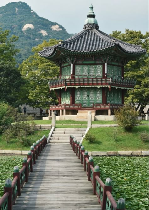 Korea Nature Photography, Pretty Places In Korea, South Korea Buildings, South Korean Culture Aesthetic, Korean History Aesthetic, Beautiful Place In Korea, South Korean Architecture, Ancient Korean Aesthetic, Korean Buildings Aesthetic