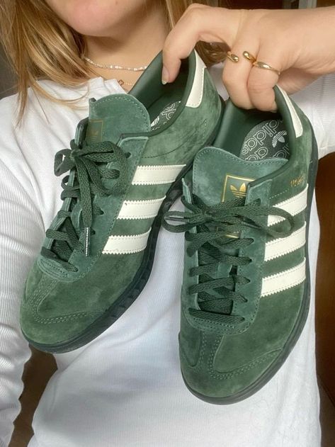 Shoes Street Style, Baggy Jean Shorts, Oversize Denim Jacket, Pretty Sneakers, Adidas Sambas, Green Adidas, Baggy Jean, Trendy Shoes Sneakers, Simple Wardrobe