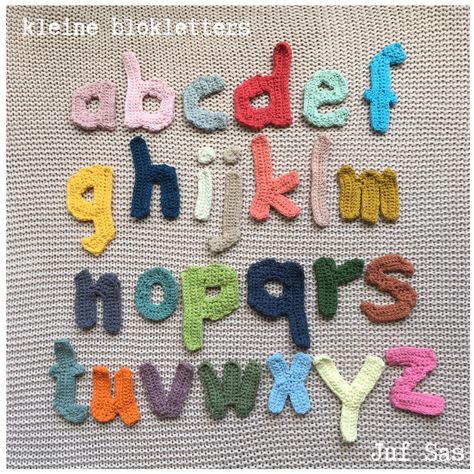 Kleine blokletters handmade by juf Sas met gratis patroon Crochet Alphabet, Crochet Letters, Crochet Applique Patterns Free, Pola Kristik, Crochet Dishcloths, Crochet Chart, Crochet Home, Learn To Crochet, Crochet Motif