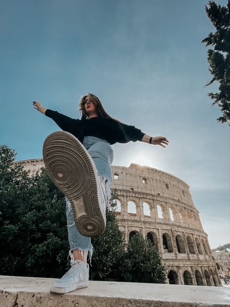 Rome Aesthetic Instagram, Rome Photo Ideas Men, Colloseum Photo Ideas, Rome Photoshoot Ideas, Colloseum Picture Ideas, Colosseum Photoshoot, Roma Photoshoot, Rome Poses, Rome Aesthetic Girl