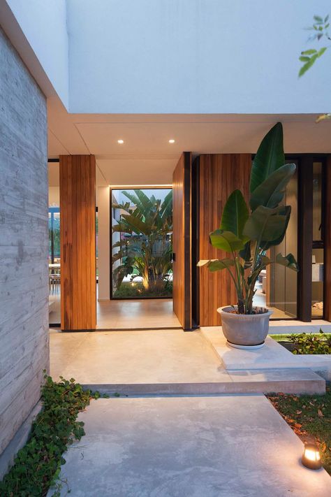 Idea 1189762: Casa Tana by Estudio PKa. Ignacio Pessagno & Lilian Kandus in Buenos Aires, Argentina Front Entrance Decor, Plan Villa, Casa Country, Villa Plan, Entrance Decor, Bath Products, House Goals, Villa Design, Facade House