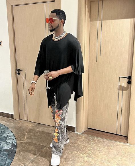 Kizz Daniel, Logo Online Shop, Bad Songs, Social Media Buttons, Celebrity Singers, Semi Casual, Looking Dapper, Music Producer, Debut Album