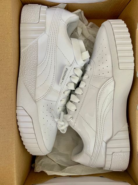 White Puma Shoes Outfit, White Puma Outfit, Puma Aesthetic, White Pumas, Puma White Sneakers, White Puma Shoes, Обувь Air Jordan, White Puma Sneakers, Trendy Shoes Sneakers