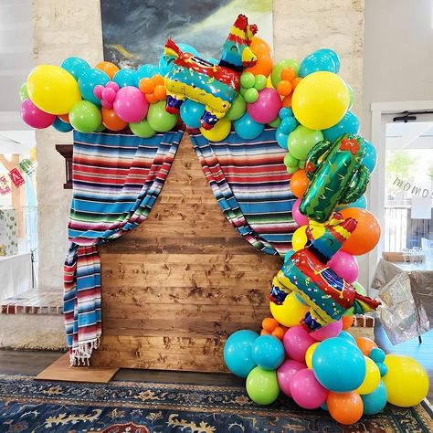 Fiesta Balloon Garland, Mexican Fiesta Party Decorations, Mexican Fiesta Decorations, Mexican Baby Shower, Mexican Birthday Parties, Mexican Fiesta Party, Fiesta Party Decorations, Mexican Birthday, Fiesta Theme Party