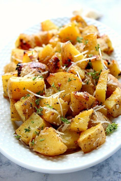 Garlic Ranch Roasted Potatoes Recipe - perfectly roasted potatoes with garlic and Ranch seasoning and a mix of butter and oil for the best roasting result. Simple vegetable turned into one delicious side dish! Ranch Roasted Potatoes, Garlic Ranch, Ranch Potatoes, Potato Dinner, Roasted Potato Recipes, Roasted Vegetable Recipes, Potato Recipes Side Dishes, Potato Side Dishes, Ranch Seasoning