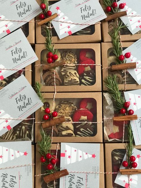 Christmas Food Gifts Packaging, Christmas Bakery Box Ideas, Holiday Baking Packaging Ideas, Christmas Cookie Favors, Wrapping Christmas Cookies, Gift Food Box Ideas, Cookies As Gifts Packaging Ideas, Christmas Cookies Wrapping Ideas, Christmas Cookies Packaging Diy