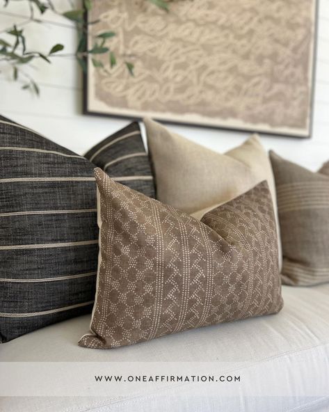 Here’s how to make your outdoor space inviting and comfortable with the perfect pillow covers. One Affirmation Pillows, Pillows For Master Bed, Pillow Combos White Couch, Pillow Covers Set, Accent Pillows For White Couch, Pillows Beige Couch, Grey Sofa Pillow Ideas, Sectional Pillow Arrangement, Linen Throws