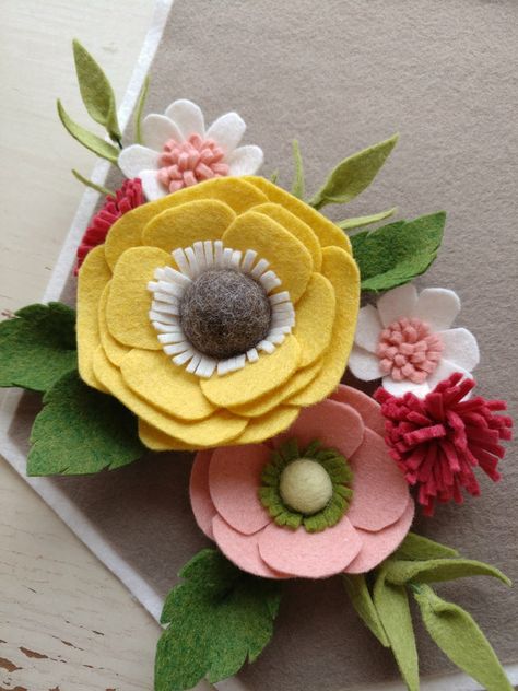 Felt Flower Pillow, Felt Flower Template, Felt Spring, Felt Bouquet, Felt Flower Wreaths, Felt Flowers Diy, Fleurs Diy, Felt Roses, Felt Banner