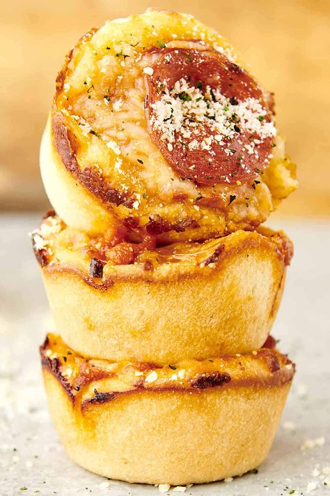 Pizza Cups Muffin Tins Biscuits, Pizza Cups Muffin Tins, Muffin Tin Pizza, Pizza Cupcake, Homemade Dough Recipe, Pizza Cupcakes, Pizza Cups, Tasty Pizza, Tin Recipes