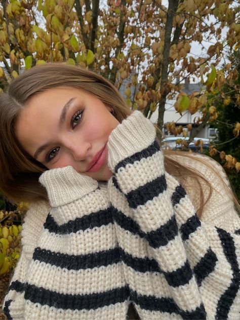 Instagram Pose Ideas Autumn, Cozy Selfie Ideas, Sweater Selfie Pose, Cute Fall Selfies, Insta Photo Ideas Aesthetic Winter, Smiling Selfie Ideas, Sweater Picture Ideas, Sweater Poses Photo Shoot, Poses In Sweater