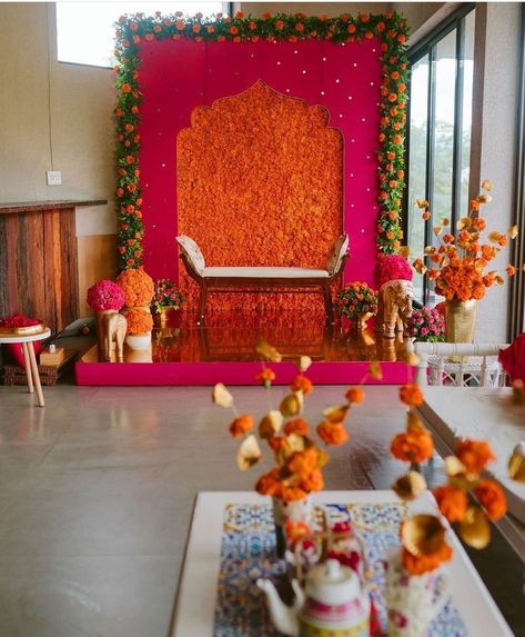 Wedding stage background with simple hints of floral arrangements Mehendi Backdrop, Wedding Stage Background, Mini Stage, Ganpati Decor, Ceremony Decorations Outdoor, Mehendi Decor Ideas, Home Flower Decor, Wedding Sign Decor, Indian Wedding Decor