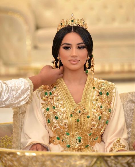 #ootd #fashion #instagram #influencer #lifestyle #ootd #ootdfashion #aesthetic #fashionblog #instagraminfluencer #styleblogger #model #makeup #makeupinfluencer Casablanca Fashion, Morocco Casablanca, Evening Eye Makeup, Moroccan Bride, Influencer Lifestyle, Moroccan Culture, Model Makeup, Moroccan Dress, Bride Makeup