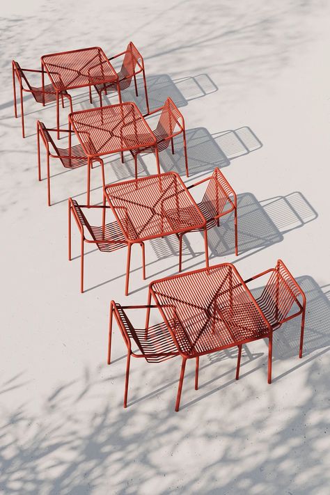 Objekte Unserer Tage's IVY outdoor collection has been put to the test by its designers to ensure nothing less than total bliss. Outside Chairs Outdoor Seating, Outdoor Seating Cafe, Ivy Outdoor, Outdoor Metal Furniture, Juice Cafe, Metal Outdoor Chairs, Chair Garden, Acapulco Chair, Sofa Outdoor