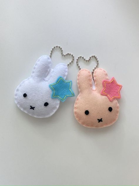 Stuff Toy Keychain, Cute Fabric Crafts, Cute Felt Keychain, Kawaii Felt Crafts, Cute Felt Plushies, Small Sewing Ideas, Felt Keychain Diy, Hand Sewing Ideas, Cute Felt Crafts