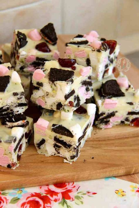 Rocky Road Recipe, Cake Stall, Janes Patisserie, Tray Bake Recipes, Oreo Recipes, Chocolate Oreos, Oreo Dessert, Rocky Road, Fudge Recipes