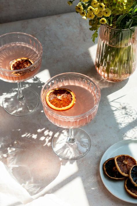 Dessert And Wine Party, French Martini Aesthetic, French 75 Aesthetic, Cocktail Asthetic Picture, Cocktail Hour Inspiration, Parisian Cocktails, Martinis Aesthetic, Cocktail Party Aesthetic, Book Cocktails