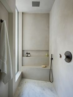 Venetian Plastering, Dekorere Bad, Decor Ikea, Interior Minimalista, Bathroom Shower Tile, Bathroom Trends, Hus Inspiration, Bath Room, Minimalist Bathroom