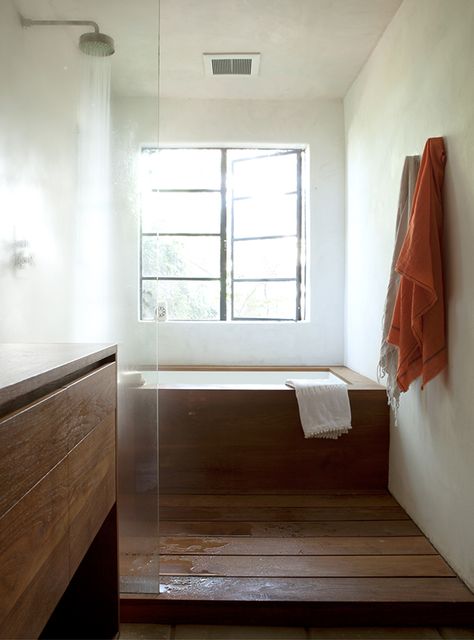 Wood Tub, Japanese Inspired Home, Modern Japanese Interior, Mini Bad, Japanese Bathroom, Teak Bathroom, Japanese Bath, Sleek Bathroom, Japanese Interior Design