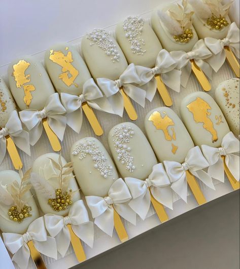 Wedding Chocolate Decoration, Coquette Food, Gold Dessert Table, Deserts Cupcakes, Sweet Table Wedding, Cake Pop Designs, Gold Dessert, Cake Pop Decorating, Bridal Shower Gifts For Bride