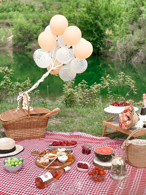 Picnic Theme Birthday, Nature Picnic, Picnic Party Decorations, Baby Birthday Photoshoot, Outdoor Garden Ideas, Backyard Birthday Parties, Picnic Birthday Party, Birthday Picnic, Picnic Theme