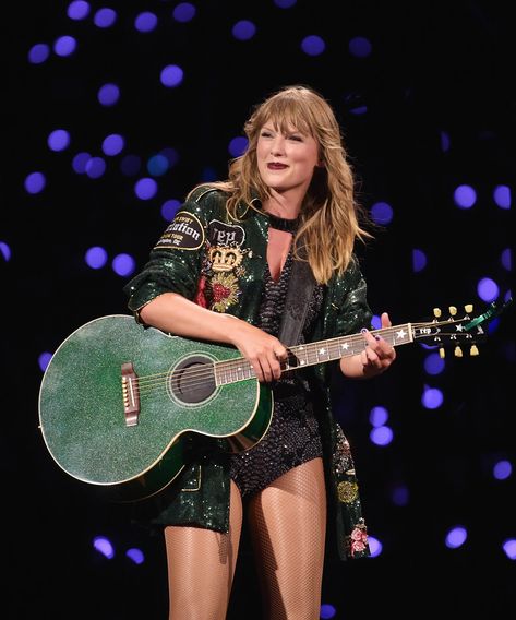 In Washington, D.C., Taylor Swift Finally Performed "So It Goes" #refinery29 https://www.refinery29.com/en-us/2018/07/204133/taylor-swift-reputation-tour-diaries-washington-dc Tyler Swift, Taylor Swift Guitar, Reputation Tour, So It Goes, Taylor Swift New, Swift Tour, Taylor Swift Music, Stadium Tour, Taylor Swift Album