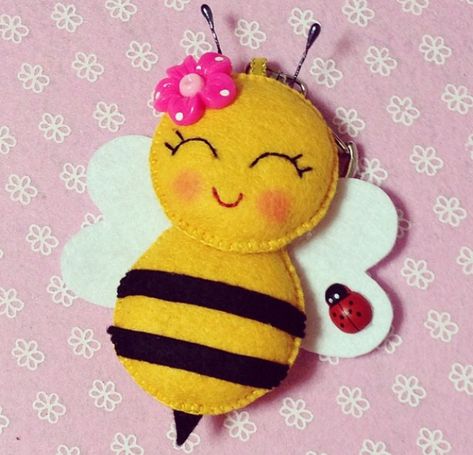 Abeja de fieltro Bee Crafts, Felt Patterns, Felt Brooch, Felt Decorations, Baby Diy, Felt Christmas Ornaments, Felt Diy, Felt Dolls, Felt Toys