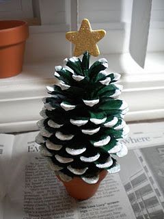 Pinecone Potted Christmas Tree-simple and inexpensive craft with multiple uses: kids, place card holder, package decor, etc. Could also do more sophisticated version with giant cones and metallic colors. Pine Cone Christmas, Ceramic Crafts, 2023 Ideas, Pine Cone Christmas Tree, Cone Christmas Trees, Pine Cone Decorations, Cones Crafts, Pine Cone Crafts, Cool Ideas