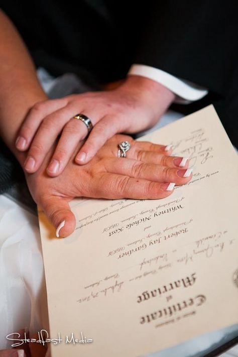 Cute wedding pic of marriage license Marriage Certificate Pictures, Marriage Ceremony Photos, Court Marriage Photoshoot, Marriage License Signing Photo, Court Wedding Photo Ideas, Wedding License Pictures, Marriage License Display, Elopement Pictures Casual, Court Wedding Photography