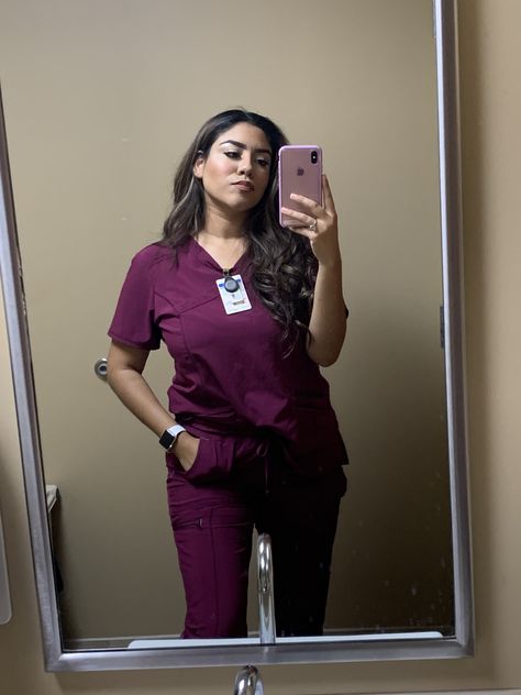 Scrubs Mirror Selfie, Nurse Selfie, Med School Graduation, Doctor Aesthetic, Nursing Goals, Medical Nursing, Nurse Aesthetic, Scrub Life, Nursing Career