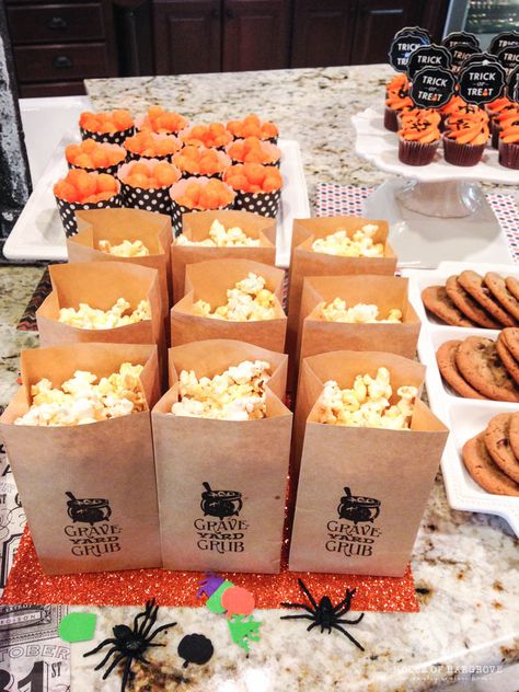 Cool Halloween Ideas Decoration, Halloween Treats Table Party Ideas, Halloween Town Birthday Party, Fall House Party Ideas, Halloween Party Ideas Family, Halloween Party Snack Table, Pre Trick Or Treat Party, Trick Or Treat Birthday Party, Halloween Block Party Food