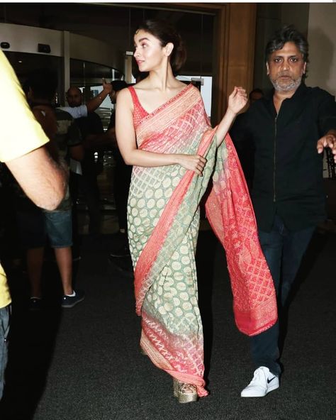 Alia Bhatt Varun Dhawan, Indian Fashion Saree, Karan Johar, Cute Smile, Varun Dhawan, Madhuri Dixit, Embroidery On Clothes, Elegant Saree, Dress Indian Style