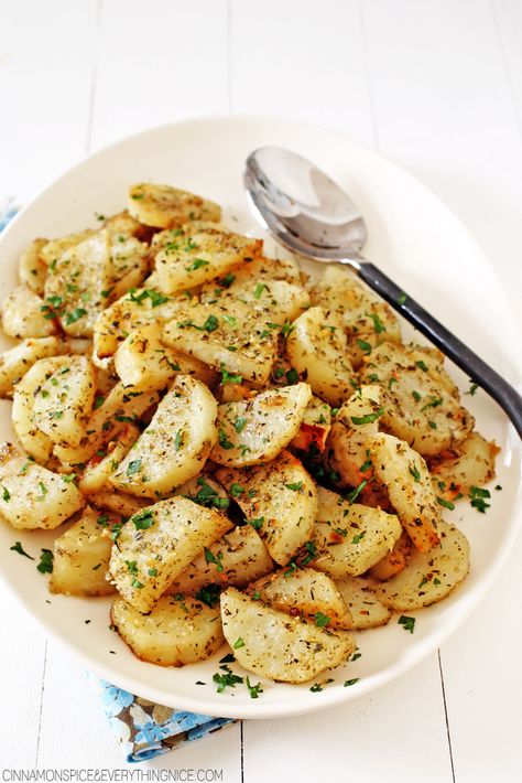 Italian Roasted Garlic & Parmesan Potatoes | by CinnamonKitchn Easy Bbq Side Dishes, Parmesan Potato Recipe, Garlic Parmesan Potatoes, Parmesan Potatoes, Side Dishes For Bbq, Best Side Dishes, Garlic Parmesan, Potato Dishes, Side Recipes