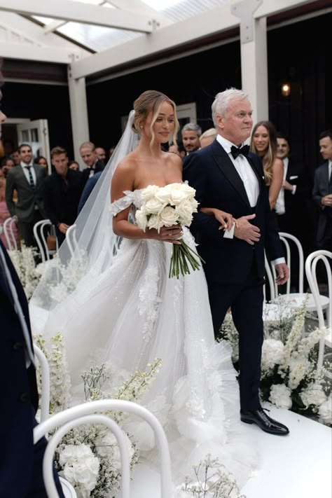 Bride Hair Up With Veil, Long Veil With Hair Down, Elegant Wedding Dress With Veil, Wedding Hair For Long Veil, Bride With Bouquet Photo Ideas, Cabo Wedding Dress, Bride Hairstyles 2024, Bridal Hair With Cathedral Veil, Strapless Dress Wedding Hair