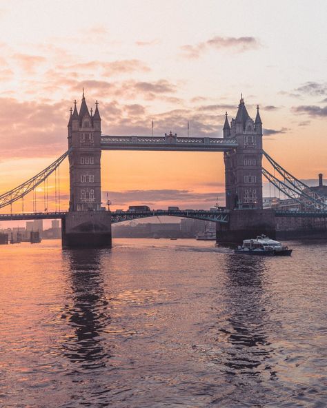 Sunrise at Tower Bridge: Where to See Golden Hour in London Hxh Chrollo, London Morning, London Landscape, Travel Malta, Aesthetic Place, London Wallpaper, England Aesthetic, London Dreams, Paintings Ideas