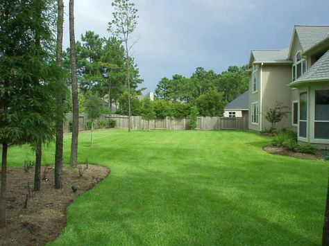 nice big fenced yard Budget Landscaping, Large Backyard Landscaping, Backyard Hammock, Backyard Layout, No Grass Backyard, Underground Sprinkler, Backyard Swings, Backyard Garden Landscape, Big Backyard