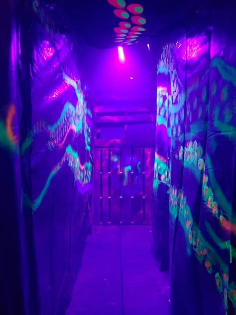 Glow In The Dark Spray Paint, Glow In The Dark Party Aesthetic, Black Light Aesthetic, Blacklight Decor, Glow In The Dark Aesthetic, Spray Paint Aesthetic, Black Light Room, Neon Spray Paint, Sea Pirates