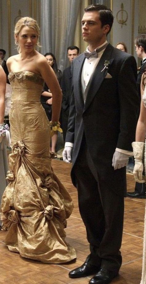 Serena Golden Dress, Serena Van Der Woodsen Gold Outfit, Serena Van Der Woodsen Prom Dress, Serena Van Der Woodsen Blue Dress, Serena Gold Dress, Serena Van Der Woodsen Gold Dress, Gossip Girl Gowns, Socialite Aesthetic, Gossip Girl Halloween Costume