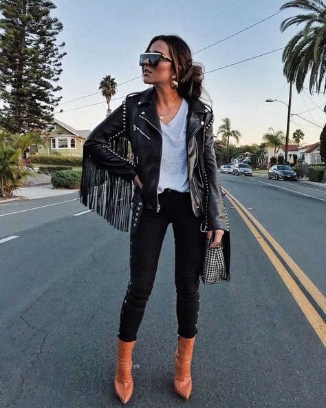 24 Outfit Ideas On How To Wear Fringed Jackets 2020 Glamour Cowgirl, Fringe Jacket Outfit, Leather Jacket Outfit Ideas, Gabby Barrett, Chic Cowgirl, Jacket Outfit Ideas, Hippie Rock, Fringe Clothing, Leather Jacket Outfit