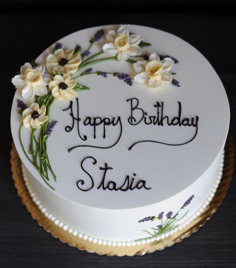 Simple Cake Designs Flowers, Spring Decorated Cakes Simple, Buttercream Flower Cake Ideas, Vanilla Cake Design Ideas, Round Cake With Flowers, Floral Cake Design Birthday, Pretty Cake Decorating, Simple Flower Cake, Simple Floral Cake