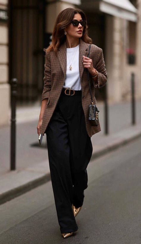 Black Pants Outfit Formal, Vests Outfits For Women, Elegant Trousers Outfit, Blazer Cuadros Outfit, Female Boss Outfit, Brown Blazer Outfit Casual, Executive Outfits For Women, Brown Dress Pants Outfit, Bussines Casual Woman Outfit