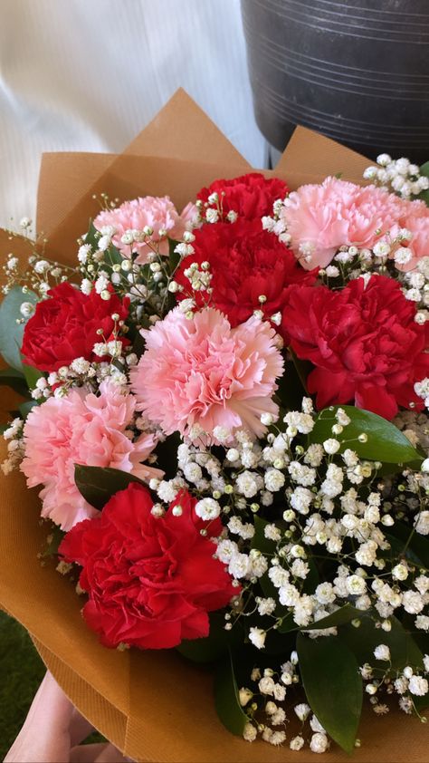 Bouquet Of Flowers Carnation, Red And Pink Flower Bouquet, Flower Bouquet Carnation, Flower Bouquet Business, Carnation Flower Arrangements, Cute Flower Bouquets, Flower Boquettes, Romantic Flower Arrangements, Carnation Flower Bouquet