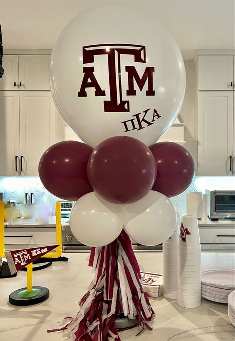 Utsa Graduation Party Ideas, High School Graduation Table Decorations, A&m Graduation Party, Texas A M Graduation Parties, College Reunion Ideas, College Balloons, Aggie Party, Aggie Graduation Party, Candy Buffet Graduation Party