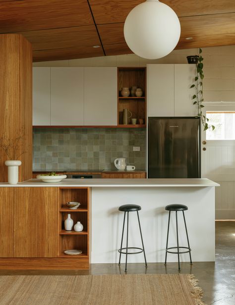 The renovated kitchen by SpaceCraft Joinery makes for the perfect backdrop to this Adelaide home's mid-century aesthetic. Mcm Kitchen, Kitchen Transformation, Mid Century Modern Kitchen, Prefabricated Houses, Mid Century Kitchen, Kitchen Farmhouse, Kitchen Inspiration Design, Style Tile, The Design Files