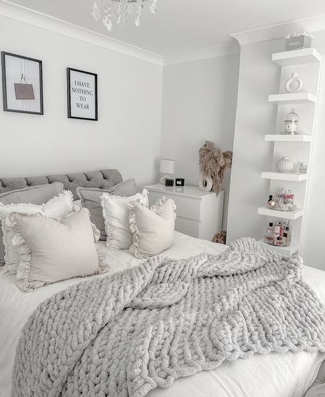 Grey Room Ideas Bedroom, Grey And White Room, Grey Room Decor, Uk House, Grey Bedroom Decor, White Room Decor, Luxury Room Bedroom, Classy Bedroom, Hiasan Bilik