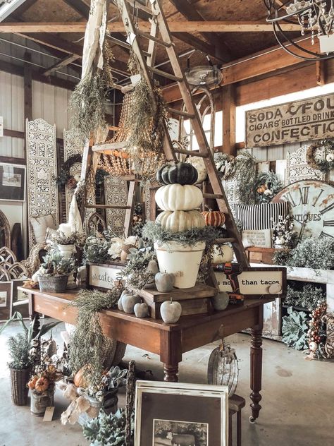 Finders Keepers Vintage Market - WHAT IS A VINTAGE-INSPIRED MARKET ? ? ? Fall Vintage Market Displays, Fall Shop Displays, Vintage Shops Aesthetic, Fall Antique Booth Displays, Vintage Display Ideas, Small Store Display Ideas, Vintage Merchandising, Vintage Gift Shop, Flea Market Displays