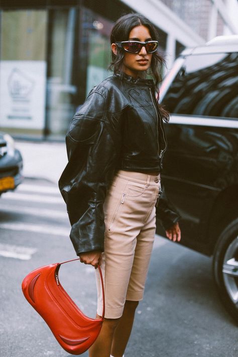 Red Shoulder Bag Outfit, Outfits Minimal, Shoulder Bag Outfit, Minimalist Street Style, Models Off Duty Style, Street Style Photos, Nyfw Street Style, Leather Jacket Style, Model Outfits